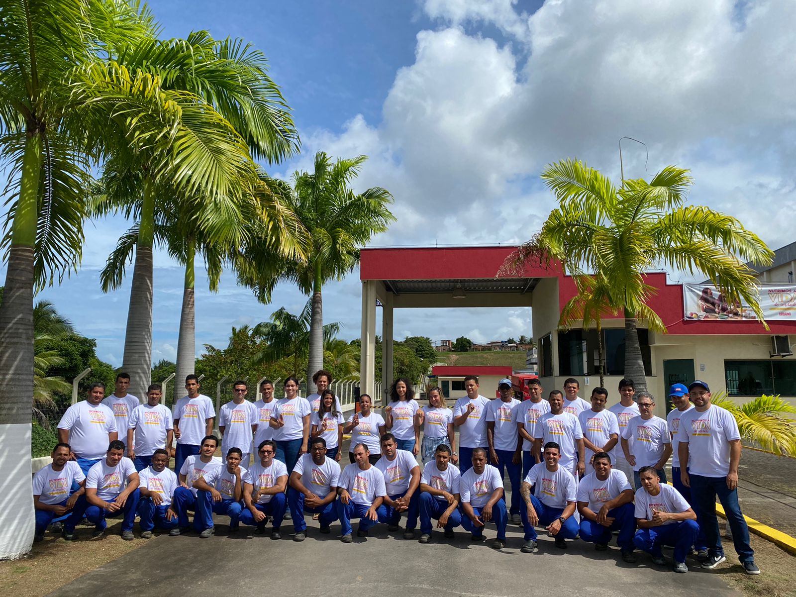 Equipe da Urbano Alimentos reunida em frente à unidade da empresa